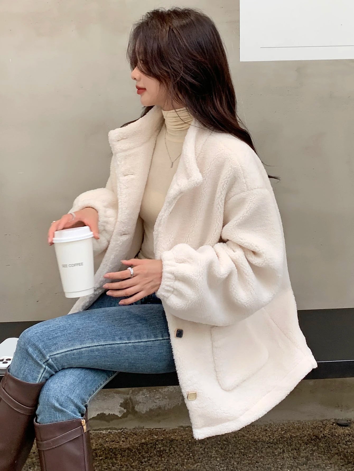 DAZY Casaco de Pelúcia com Bolso e Ombros Caídos, Botões Casuais de Inverno para Senhoras, Casaco Feminino Branco Liso com Bolso e Ombros Caídos, Gola Regular, Uso Diário Casual, Jaqueta Feminina de Outono