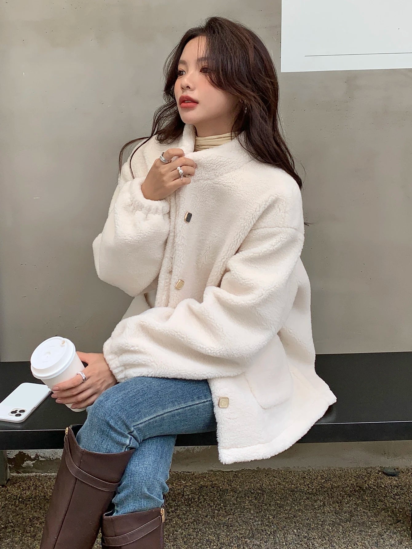 DAZY Casaco de Pelúcia com Bolso e Ombros Caídos, Botões Casuais de Inverno para Senhoras, Casaco Feminino Branco Liso com Bolso e Ombros Caídos, Gola Regular, Uso Diário Casual, Jaqueta Feminina de Outono