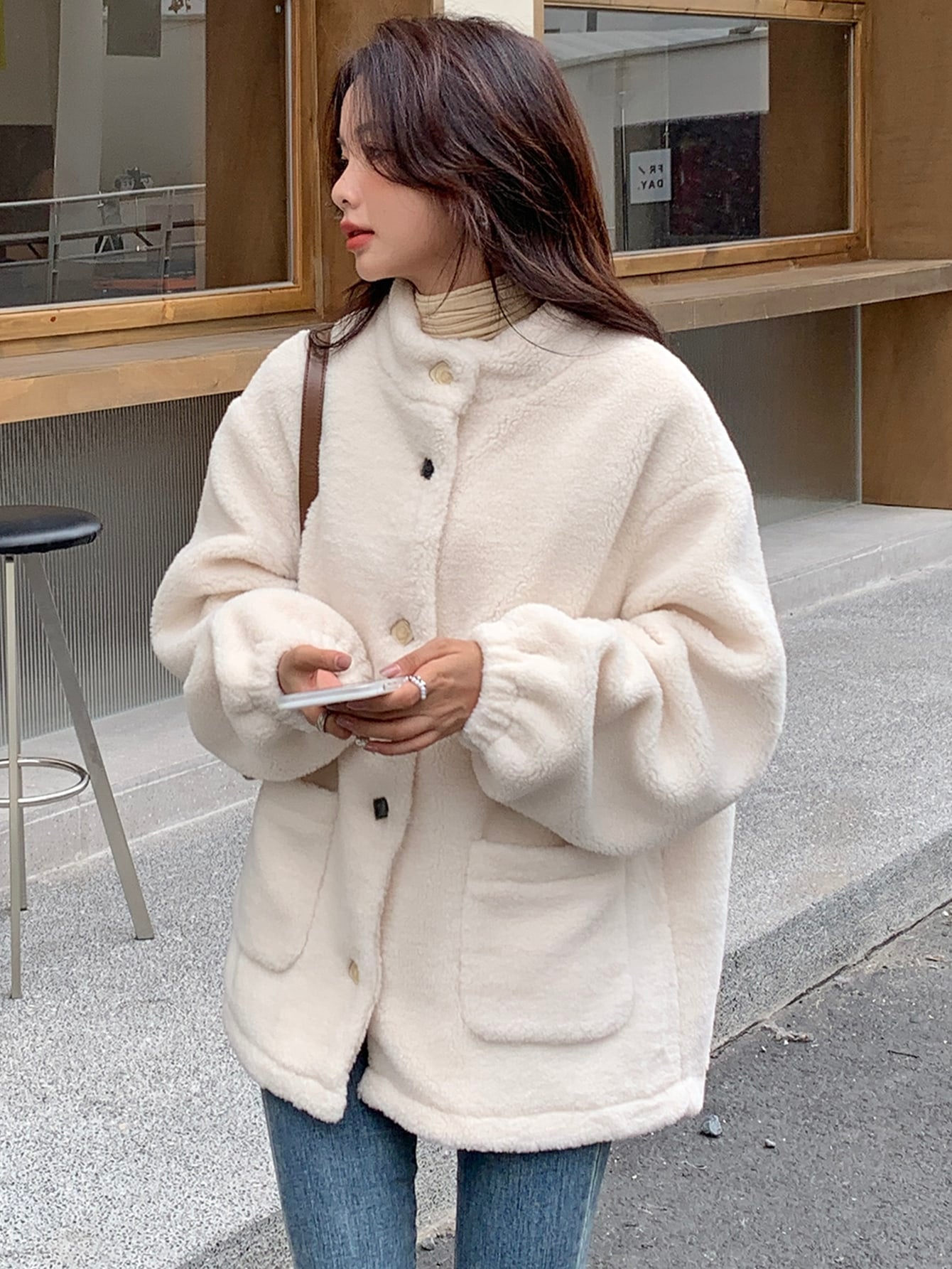 DAZY Casaco de Pelúcia com Bolso e Ombros Caídos, Botões Casuais de Inverno para Senhoras, Casaco Feminino Branco Liso com Bolso e Ombros Caídos, Gola Regular, Uso Diário Casual, Jaqueta Feminina de Outono