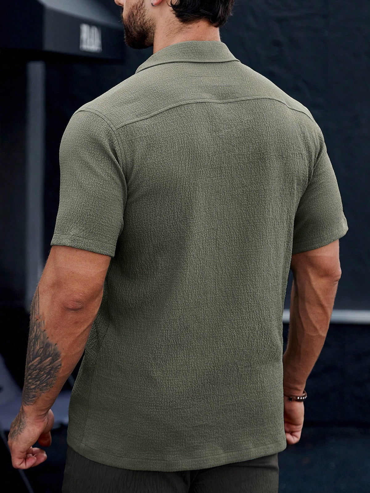 Manfinity CasualCool Homens Sólido Abotoar Bolso Remendado Camiseta