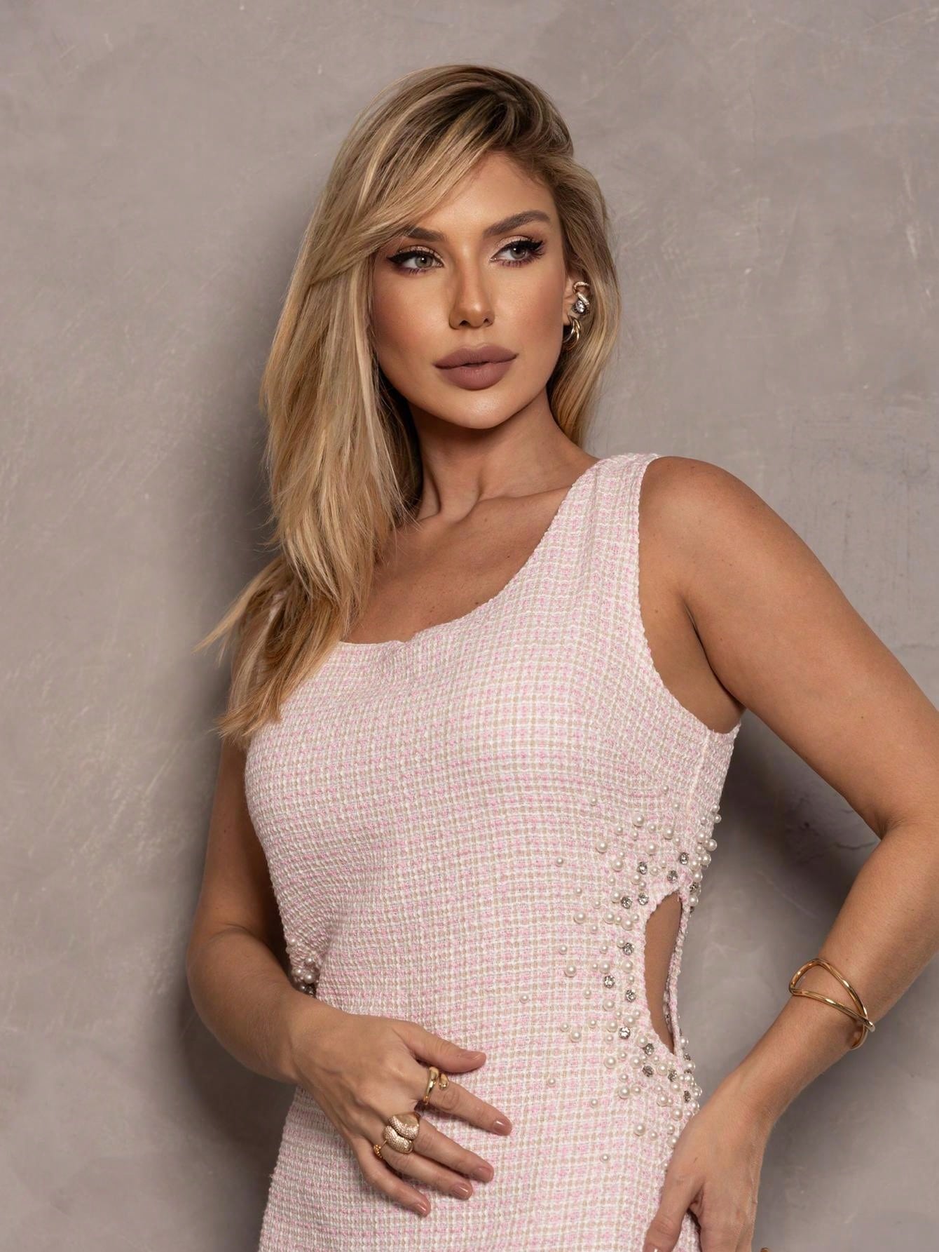 SHEIN ALIKA Vestido feminino /curto / alças grossa/ decote quadrado/ vazado na cintura/ com apliques de pérolas e strass/ fechamento em zíper nas costas/ plissado/ forrado