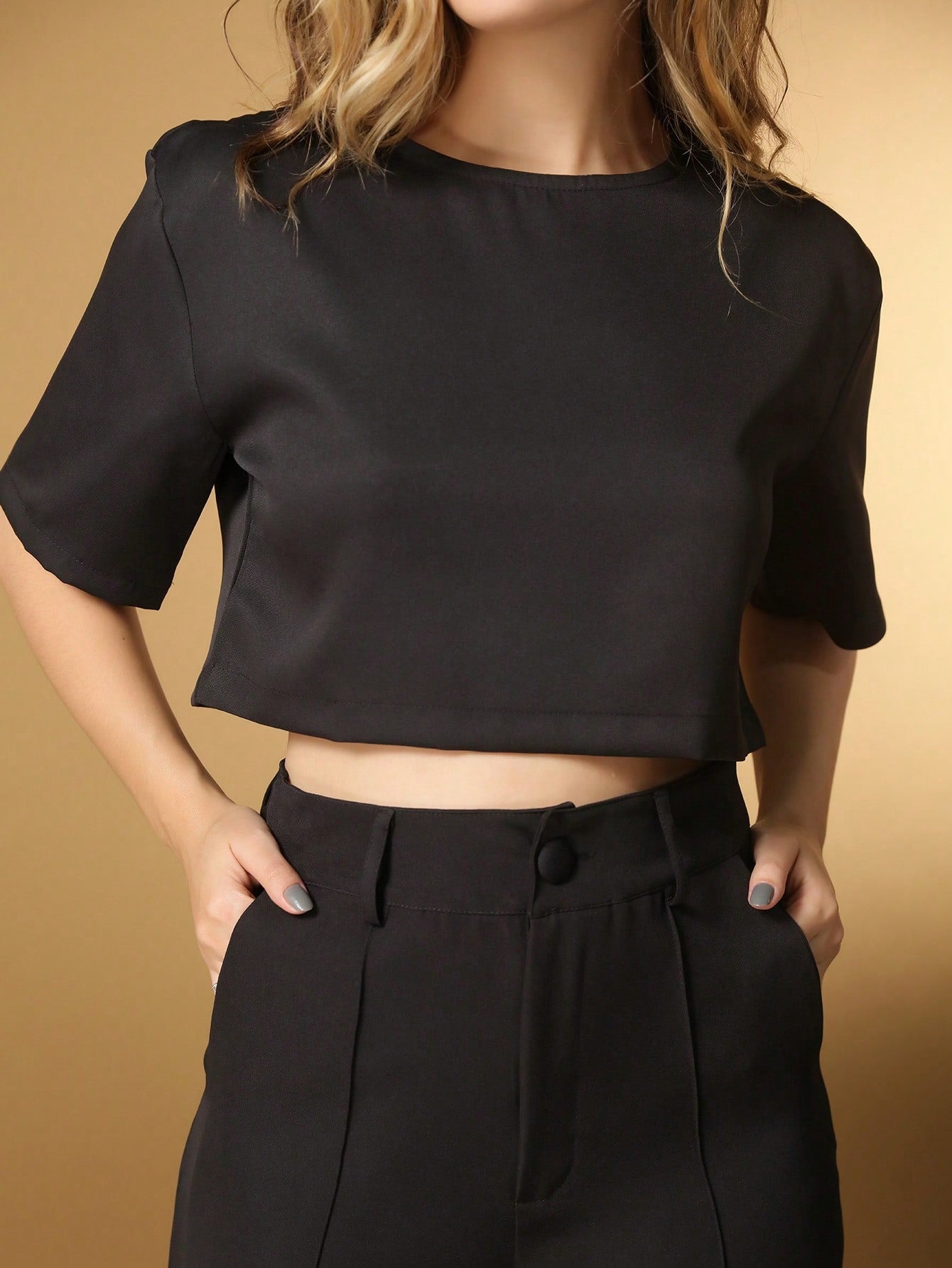 Conjunto feminino de alfaiataria blusa manga curta com calça reta ótimo para usar no trabalho dia a dia casual premium acabamento pespontado