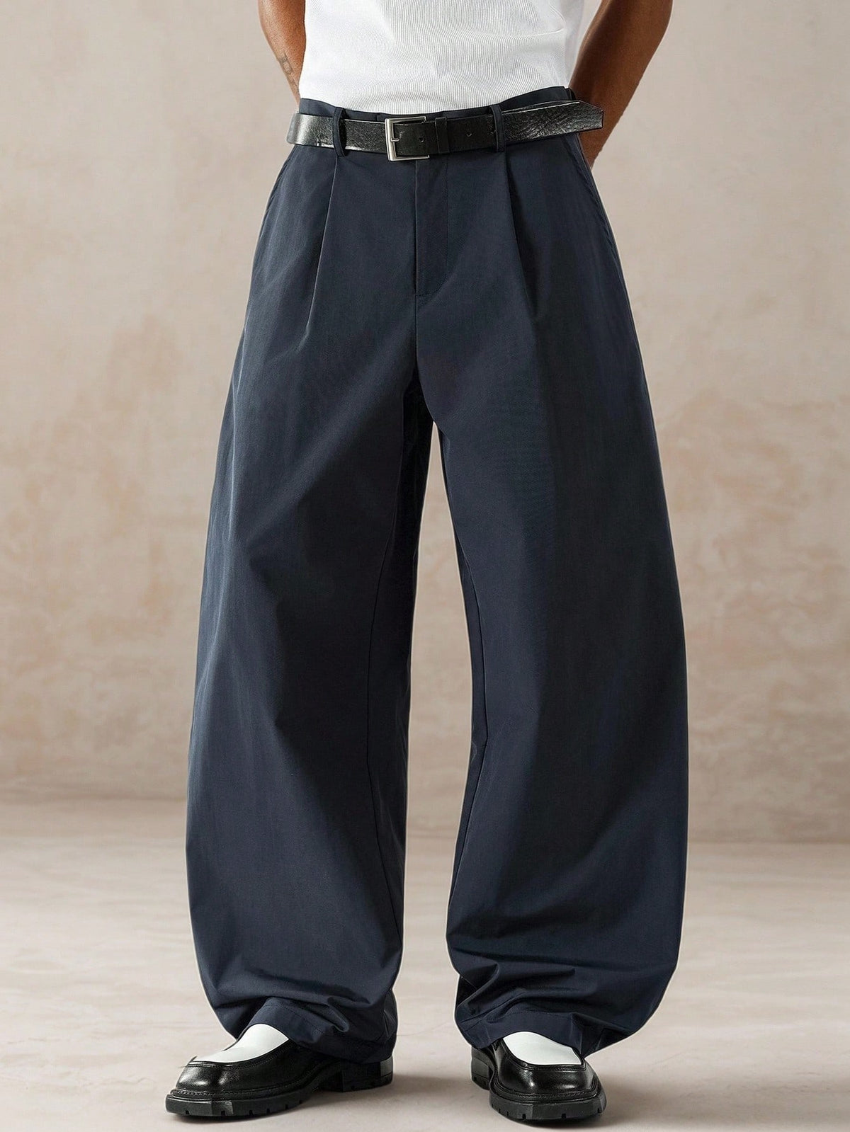 Manfinity Hypemode Calça de Terno Masculina de Cor Sólida com Bolso Embutido, Pregas Dobradas e Caimento Folgado, Outono