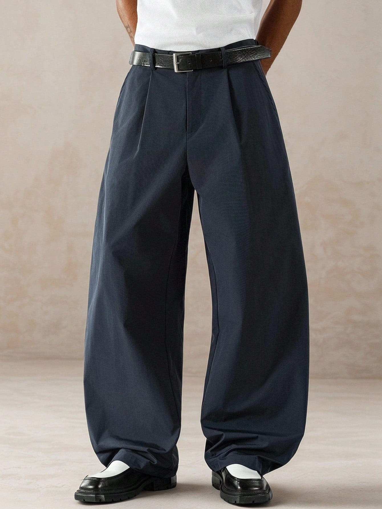 Manfinity Hypemode Calça de Terno Masculina de Cor Sólida com Bolso Embutido, Pregas Dobradas e Caimento Folgado, Outono